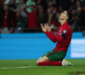 Ronaldo tận hưởng niềm vui chiến thắng khi ghi bàn vào lưới đối phương
