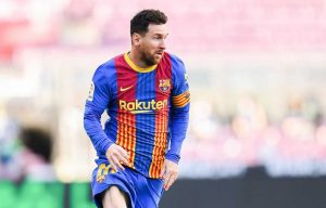 Messi chuyền bóng cho đồng đội để ghi bàn vào lưới đối phương
